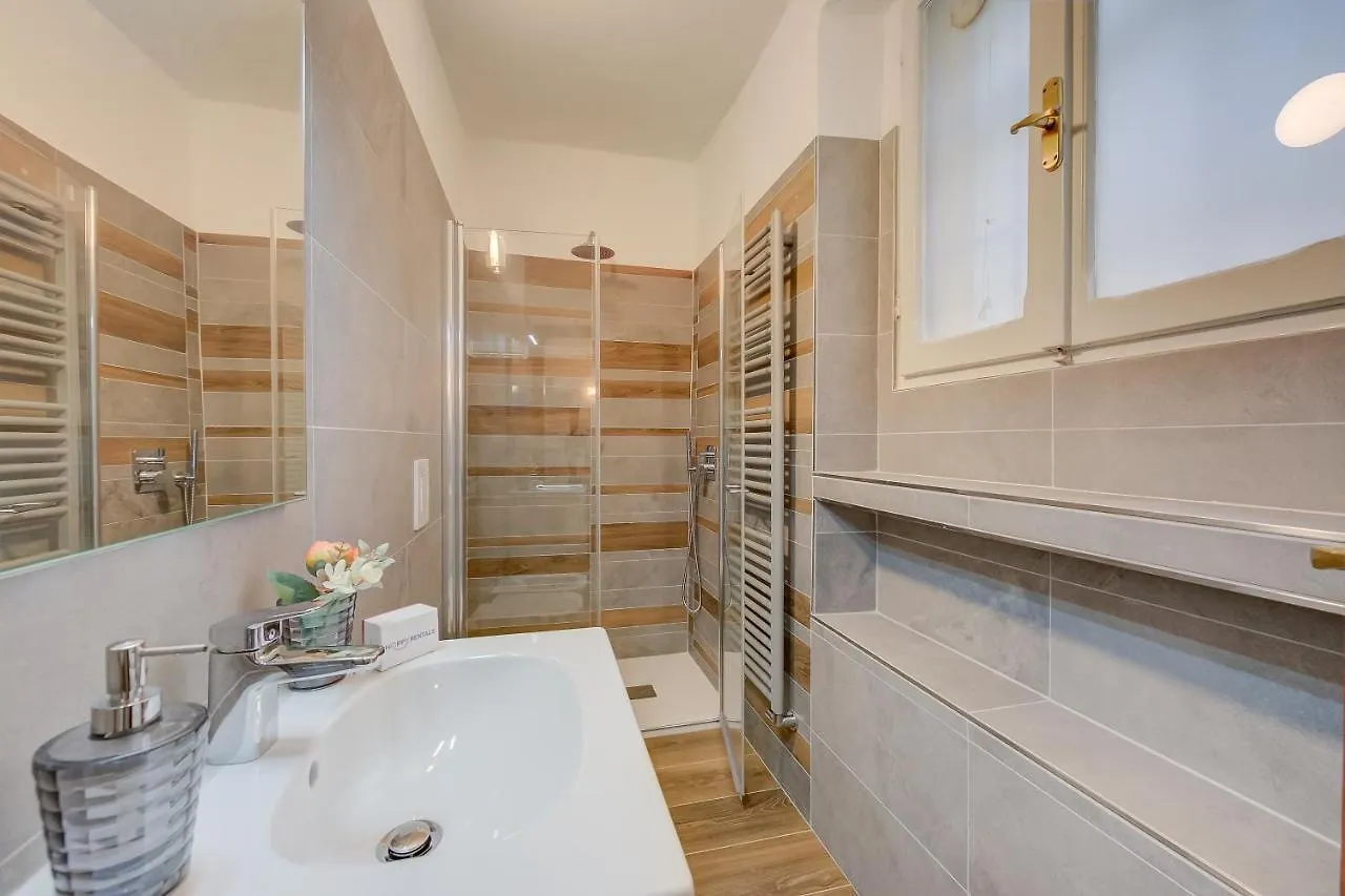 סאלו Vicolo 42-Private Terrace-200M Lake - Happy Rentals 0*,  איטליה