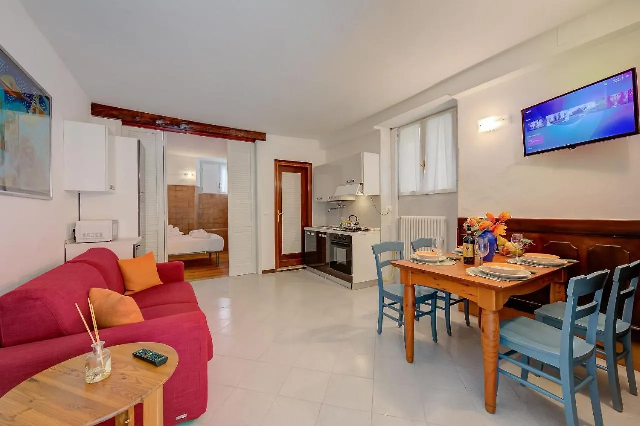 סאלו Vicolo 42-Private Terrace-200M Lake - Happy Rentals
