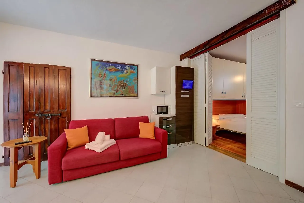 סאלו Vicolo 42-Private Terrace-200M Lake - Happy Rentals דירה